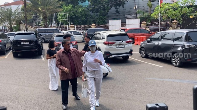 Nikita Mirzani jelang pemeriksaan atas laporan terhadap Vadel Badjideh di Mapolres Metro Jakarta Selatan, Selasa (17/9/2024) [Suara.com/Adiyoga Priyambodo].