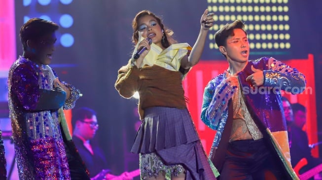 Penyanyi Eva Celia tampil saat konser Lifetime Tribute to Chrisye di Istora Senayan, Jakarta, Senin (16/9/2024). [Suara.com/Alfian Winanto]