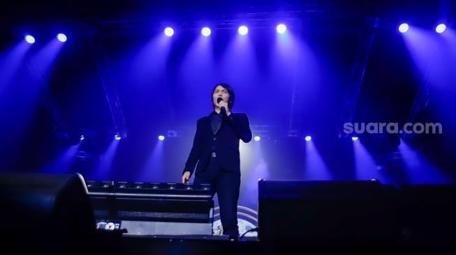Penyanyi Once Mekel tampil saat konser Lifetime Tribute to Chrisye di Istora Senayan, Jakarta, Senin (16/9/2024). [Suara.com/Alfian Winanto]