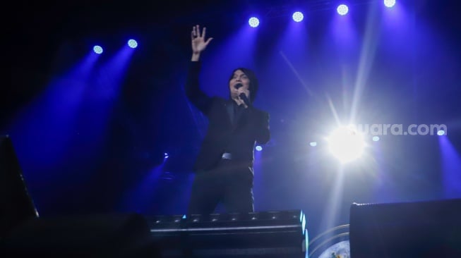 Penyanyi Once Mekel tampil saat konser Lifetime Tribute to Chrisye di Istora Senayan, Jakarta, Senin (16/9/2024). [Suara.com/Alfian Winanto]