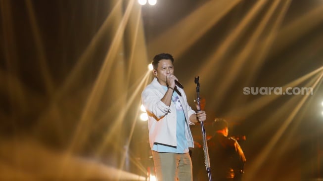 Vokalis grup musik NOAH, Ariel tampil saat konser Lifetime Tribute to Chrisye di Istora Senayan, Jakarta, Senin (16/9/2024). [Suara.com/Alfian Winanto]