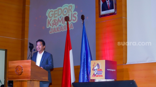 CEO Suara.com Suwarjono memberikan sambutan saat pembukaan acara Gedor Kampus Jakarta di Universitas Negeri Jakarta (UNJ), Selasa (17/9/2024). [Suara.com/Alfian Winanto]