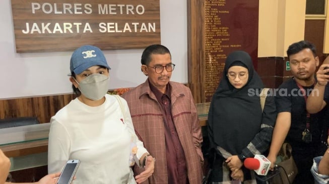 Nikita Mirzani usai memberikan keterangan atas laporan terhadap Vadel Badjideh di Mapolres Metro Jakarta Selatan, Selasa (17/9/2024) [Suara.com/Adiyoga Priyambodo].