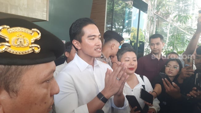 Ketua Umum Partai Solidaritas Indonesia (PSI) Kaesang Pangarep saat mendatangi Gedung ACLC Komisi Pemberantasan Korupsi (KPK). (Suara.com/Dea)