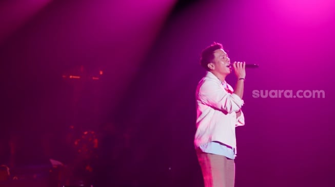 Tebus Rasa Bersalah, Ariel NOAH Persembahkan Duet Istimewa dengan 'Chrisye' di Konser