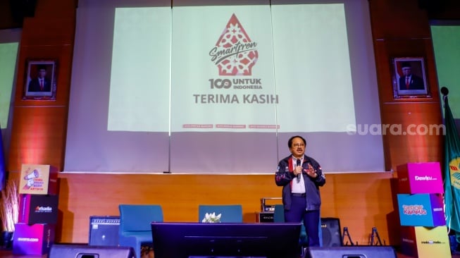 President Director Smartfren Merza Fachys memberikan materi saat acara Gedor Kampus Jakarta di Universitas Negeri Jakarta (UNJ), Selasa (17/9/2024). [Suara.com/Alfian Winanto]