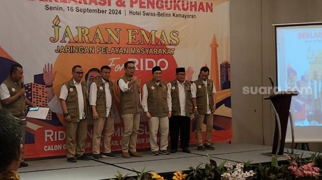 Pasangan Bakal Calon Gubernur dan Wakil Gubernur DKI Jakarta Ridwan Kamil - Suswono (RIDO) menerima dukungan dari kelompok relawan Jaringan Pelayanan Masyarakat (Jaran Emas) di Swiss Bell Hotel, Kemayoran, Jakarta Utara, Senin (16/9/2024). (Suara.com/Fakhri)