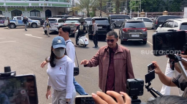 Nikita Mirzani jelang pemeriksaan atas laporan terhadap Vadel Badjideh di Mapolres Metro Jakarta Selatan, Selasa (17/9/2024) [Suara.com/Adiyoga Priyambodo].