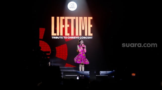 Penyanyi Mahalini tampil saat konser Lifetime Tribute to Chrisye di Istora Senayan, Jakarta, Senin (16/9/2024). [Suara.com/Alfian Winanto]