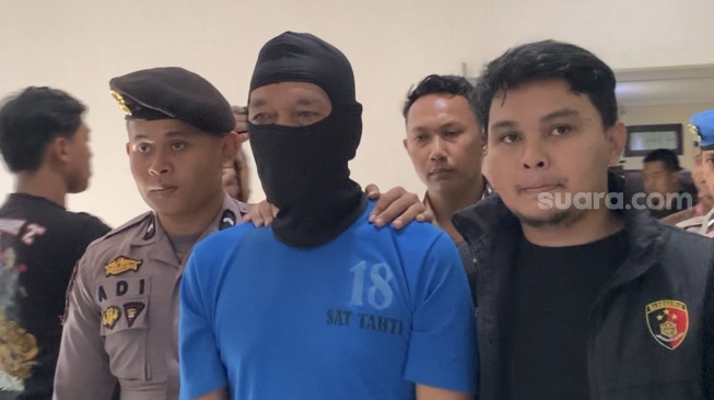 Tampang tersangka SO(63) si mantan polisi yang memanipulasi TKP.  (Suara.com / Citra Ningsih)