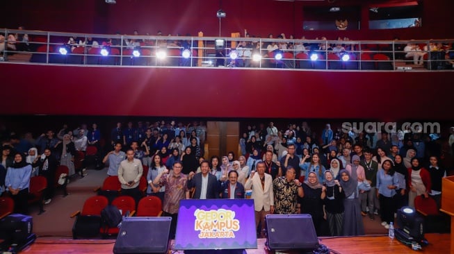 CEO Suara.com Suwarjono (tengah) dengan para narasumber dan peserta foto bersama saat acara Gedor Kampus Jakarta di Universitas Negeri Jakarta (UNJ), Selasa (17/9/2024). [Suara.com/Alfian Winanto]