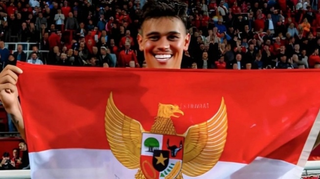 Mees Hilgers bentangkan bendera Merah Putih usai main untuk FC Twente. (TikTok/@indonesiasocccerteam)