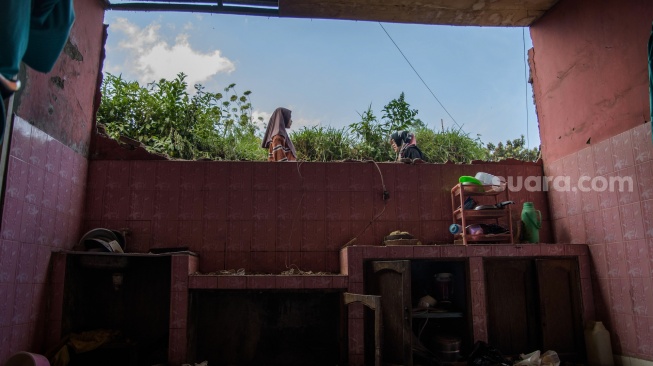 Relawan memindahkan alat medis dari puskesmas pasca gempa bumi di Desa Cibeureum, Kertasari, Kabupaten Bandung, Jawa Barat, Rabu (18/9/2024). [ANTARA FOTO/Novrian Arbi/Spt]