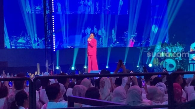 Suasana Konser Kahitna 2 Tahun Menuju 40 di Jakarta Convention Center, Selasa (17/9/2024). [Suara.com/Adiyoga Priyambodo]