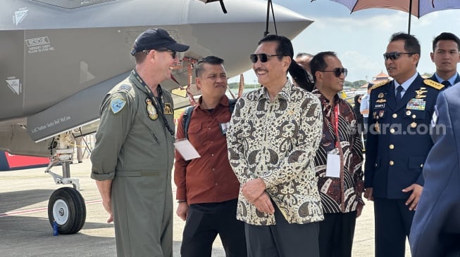 Menteri Koordinator Bidang Kemaritiman dan Investasi Indonesia, Luhut Binsar Pandjaitan di Bali International Airshow 2024 pada Rabu (18/9/2024). [Suara.com/Sumarni]