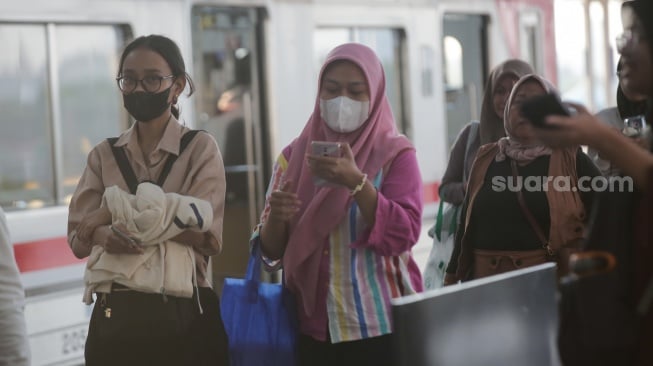 Penumpang bersiap menaiki kereta rel listrik commuterline di Stasiun Manggarai, Jakarta,Rabu (18/9/2024). [Suara.com/Alfian Winanto]