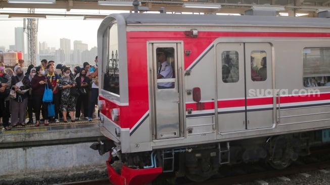 Penumpang bersiap menaiki kereta rel listrik commuterline di Stasiun Manggarai, Jakarta,Rabu (18/9/2024). [Suara.com/Alfian Winanto]