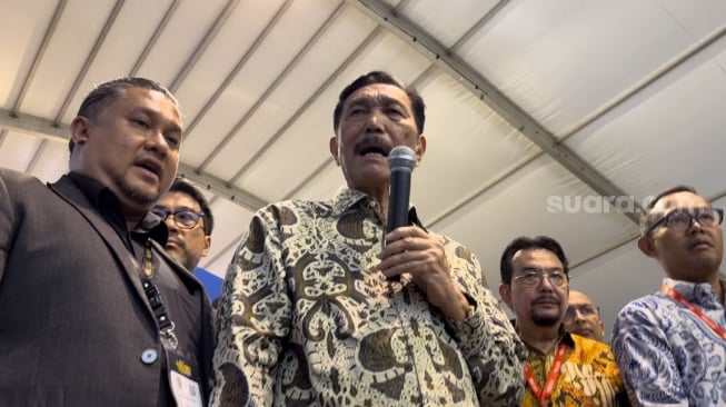 Menteri Koordinator Bidang Kemaritiman dan Investasi Indonesia, Luhut Binsar Pandjaitan di Bali International Airshow 2024 pada Rabu (18/9/2024). [Suara.com/Sumarni]