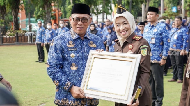 Menangkan Gugatan Eks Matahari Lama, Kejari Cilegon Diganjar Penghargaan dari Helldy Agustian