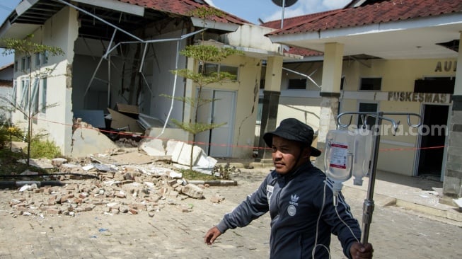 Relawan memindahkan alat medis dari puskesmas pasca gempa bumi di Desa Cibeureum, Kertasari, Kabupaten Bandung, Jawa Barat, Rabu (18/9/2024). [ANTARA FOTO/Novrian Arbi/Spt]