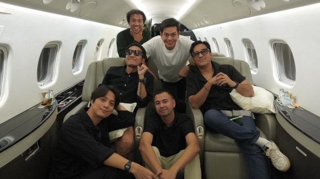 Potret band The Popstars terbang ke Balikpapan naik jet pribadi (Instagram/raffinagita1717)