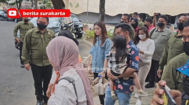 Selvi Ananda diduga memakai kemeja Prada dan membawa tas Hermes saat berjalan-jalan dengan mertua. (YouTube/berita surakarta)