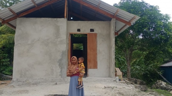 Salah satu keluarga yang Mendapat bantuan Kemensos merenovasi rumah. (Dok: Kemensos)