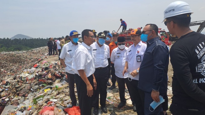 Wali Kota Cilegon Helldy Agustian meninjau lokasi kebakaran TPSA Bagendung, Rabu (18/9/2024). [Dok Pemkot Cilegon]