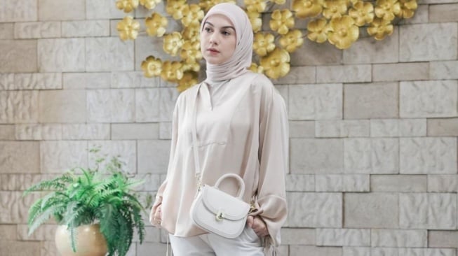 Tren Fashion Hijab, Ini 3 Inspirasi Outfit Berhijab ala Irish Bella