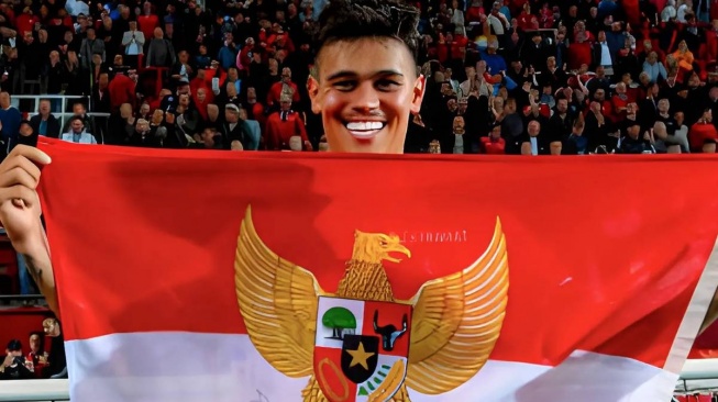 Mees Hilgers bentangkan bendera Merah Putih usai main untuk FC Twente. (TikTok/@indonesiasocccerteam)