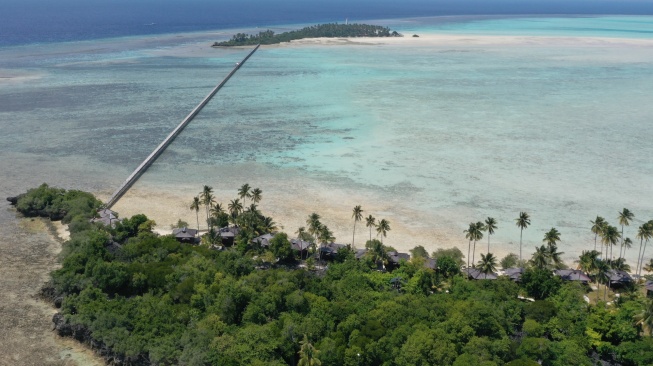 Foto udara suasana jembatan yang menghubungkan Pulau Bukungan Kecil (bawah) dan Pulau Bukungan Besar (atas) saat penyegelan di salah satu resor yang berada di Kepulauan Maratua, Kecamatan Maratua, Kabupaten Berau, Kalimantan Timur, Kamis (19/9/2024). [ANTARA FOTO/M Risyal Hidayat/YU]