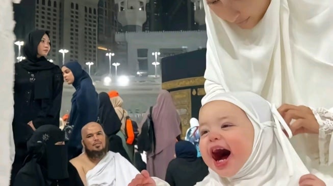 Jennifer Coppen dan Kamari Sky Wassink Saat Umrah (Instagram)