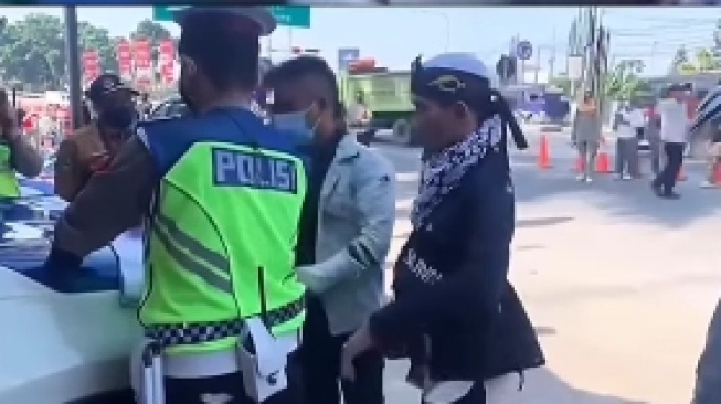 Viral pemotor pria diduga berlagak kesurupan dan berjalan seperti robocop saat ditilang polisi. (tangkapan layar/Instagram)