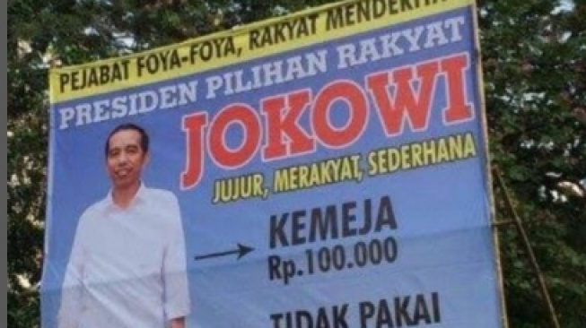 Baliho Jokowi Pakai 'Outfit Merakyat' di Pilpres 2014 Viral Lagi: Pejabat Foya-foya, Rakyat Menderita, Terbukti!