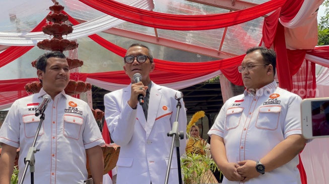 Juru Bicara PKS Ahmad Mabruri (tengah) menjelaskan absennya Prabowo di acara rapimnas partainya. (Suara.com/Novian)