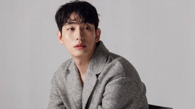 Yoon Park Ditawari Bintangi Drama Korea 'Take Care of the 5 Eagle Brothers'