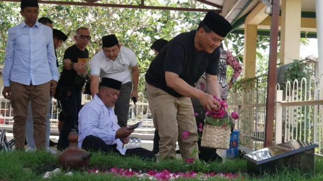 Ziarah Penuh Makna, Ahmad Luthfi Kenang Sang Istri Sebelum Maju sebagai Cagub