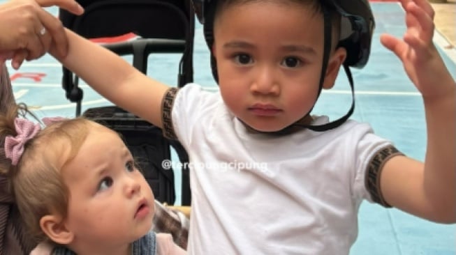 Beda Sikap Rayyanza Cipung Saat Bertemu dengan Baby Kamari Anak Jennifer Coppen