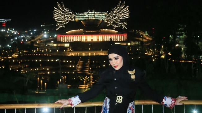 Style Hijab Reza Artamevia Saat Manggung di IKN Jadi Omongan Netizen: Pangling...