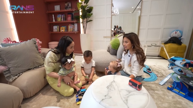 Jennifer Coppen dan Kamari Sky di rumah Nagita Slavina (YouTube/Rans Entertainment)