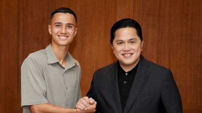 Ketua Umum PSSI, Erick Thohir bersama pemain keturunan Indonesia calon penggawa skuad Garuda, Eliano Reijnders. [Dok. IG Erick Thohir]