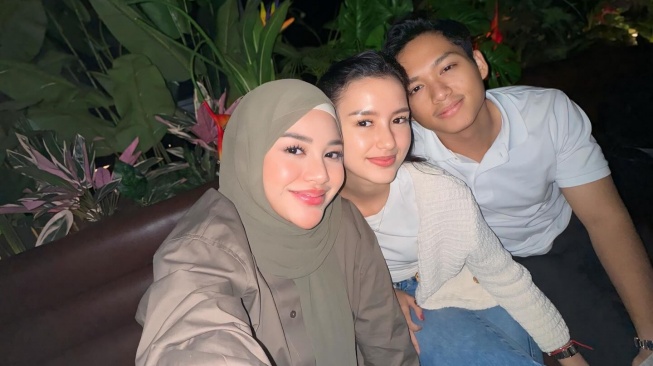 Aurel Hermansyah, Sarah Menzel dan Azriel Hermansyah. [Instagram/@aurelie.hermansyah]