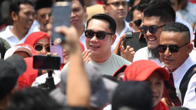 Bakal calon Gubernur DKI Jakarta Ridwan Kamil tiba untuk meninjau posko makan gratis di Warakas, Jakarta, Jumat (20/9/2024). [ANTARA FOTO/Akbar Nugroho Gumay/foc]