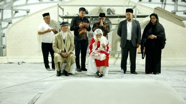 Presiden Ke-5 RI Megawati Soekarnoputri menangis saat ziarah ke makam Imam Al Bukhari di Desa Khartang, Kota Samarkand, Uzbekistan, Jumat (20/9/2024). ANTARA/Monang Sinaga