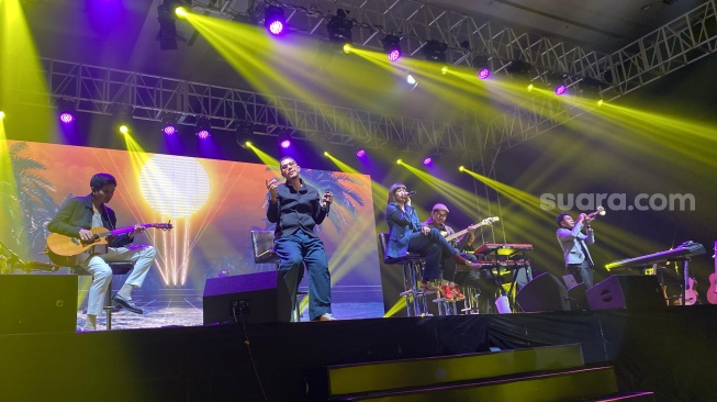 Maliq & D'Essentials menjadi opening act di konser An Evening Night with Brian McKnight di Grand Ballroom Pullman Central Park, Jakarta Barat, Jumat (20/9/2024) [Suara.com/Tiara Rosana].