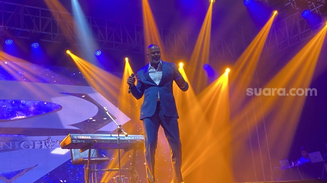 Brian McKnight dalam konser An Evening Night with Brian McKnight di Grand Ballroom Pullman Central Park, Jakarta Barat, Jumat (20/9/2024) [Suara.com/Tiara Rosana].