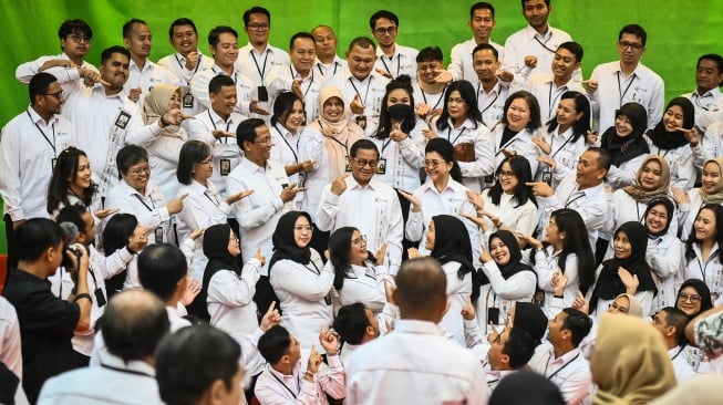 Eks Sekretaris Kabinet Pramono Anung (tengah) berfoto bersama jajaran pegawai Sekretariat Kabinet di Jakarta, Jumat (20/9/2024). [ANTARA FOTO/Sulthony Hasanuddin/foc]