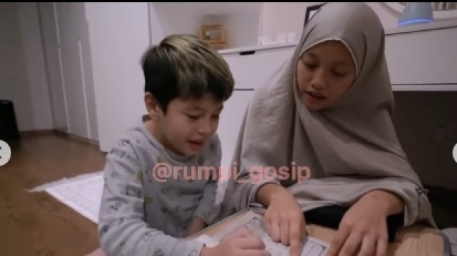 Lolly ajarkan Azka mengaji (Instagram)