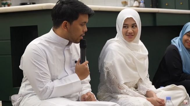 Thariq Halilintar dan Aaliyah Massaid gelar pengajian dan khataman Al Quran di rumah (YouTube/Thariq Halilintar)