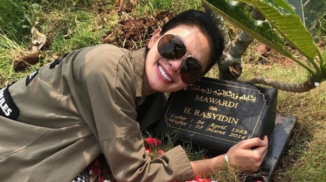 Nikita Mirzani foto di makam sang ayah. (Instagram/nikitamirzanimawardi_172)